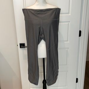 Women’s Gray Compression Capri Leggings